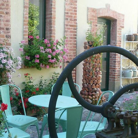Au Fond De La Cour Bed & Breakfast Veyre-Monton Exterior photo