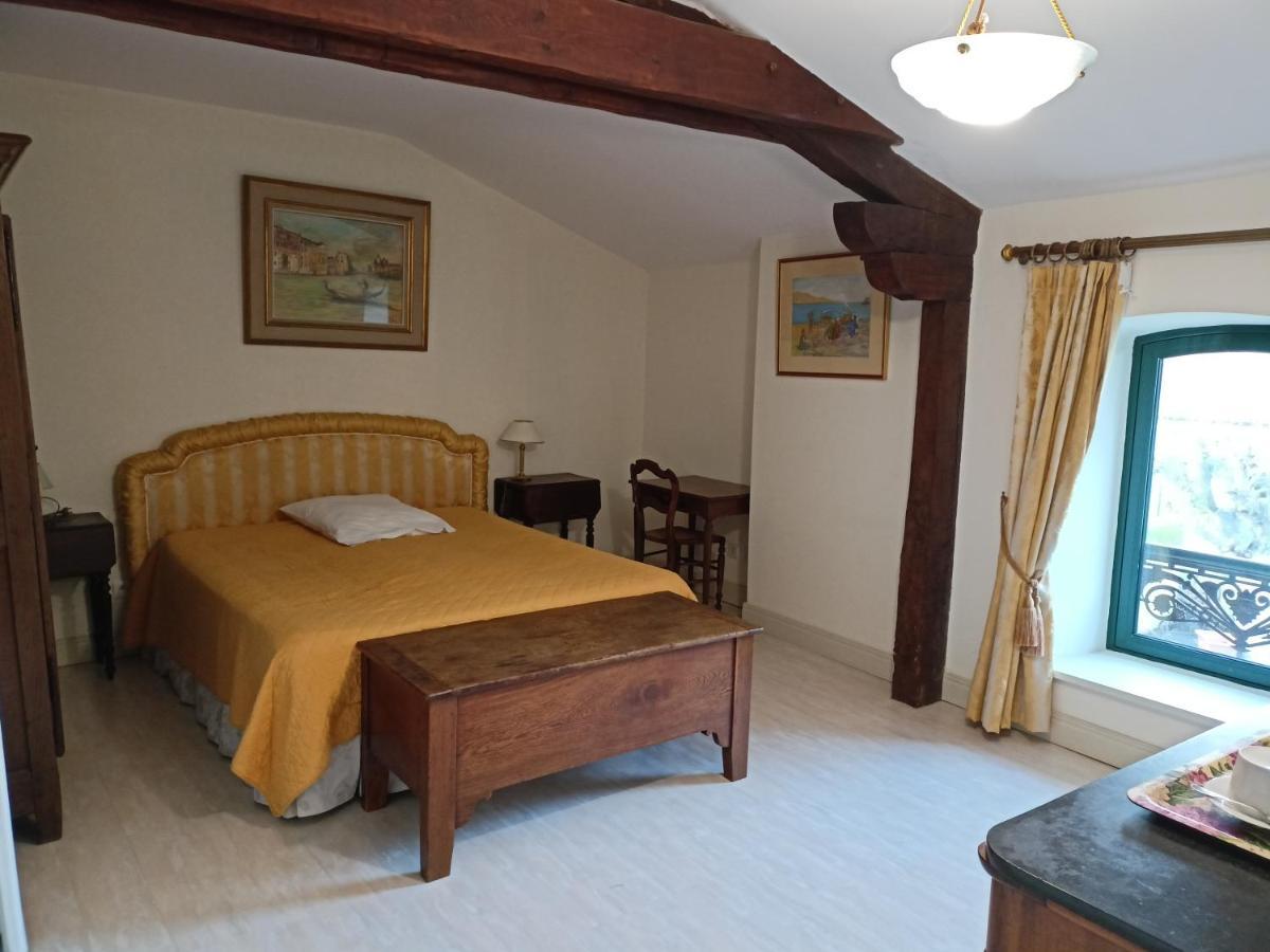 Au Fond De La Cour Bed & Breakfast Veyre-Monton Exterior photo