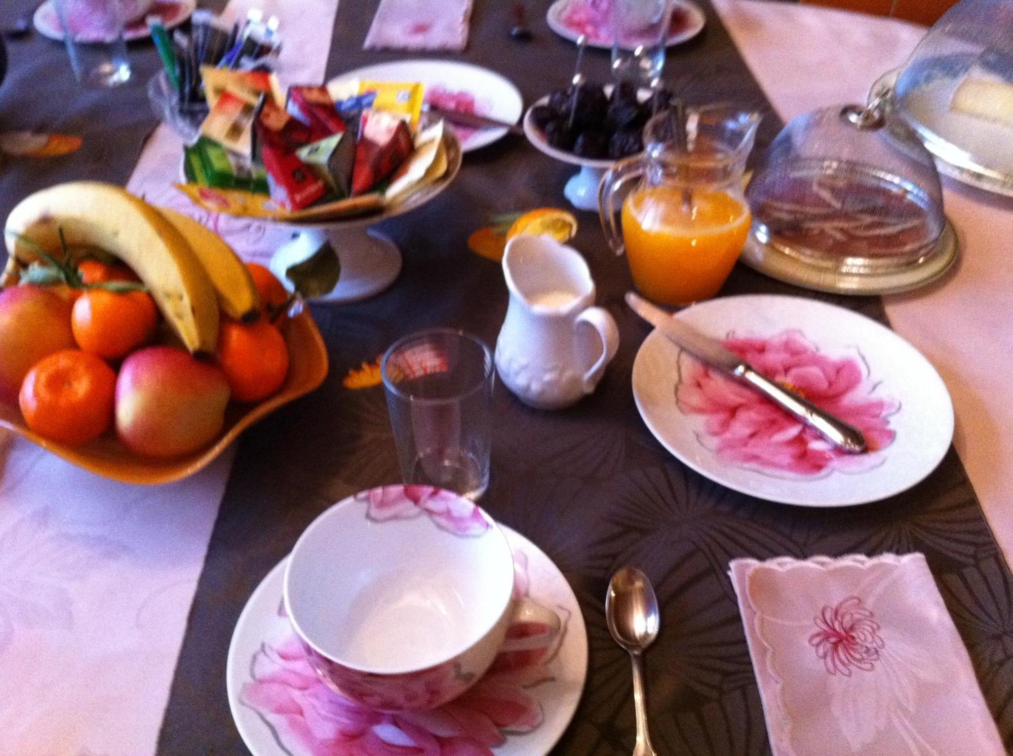 Au Fond De La Cour Bed & Breakfast Veyre-Monton Exterior photo