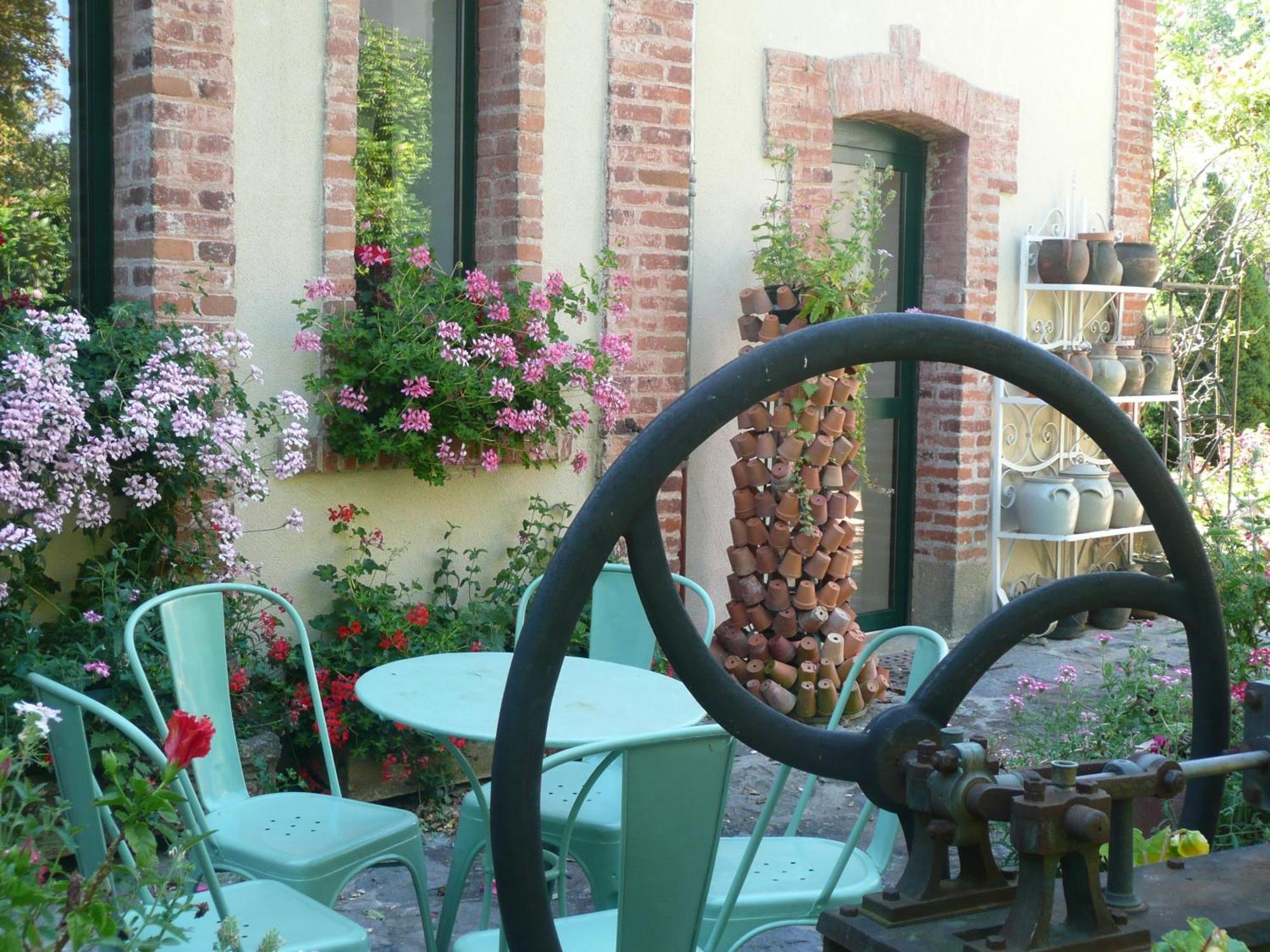 Au Fond De La Cour Bed & Breakfast Veyre-Monton Exterior photo