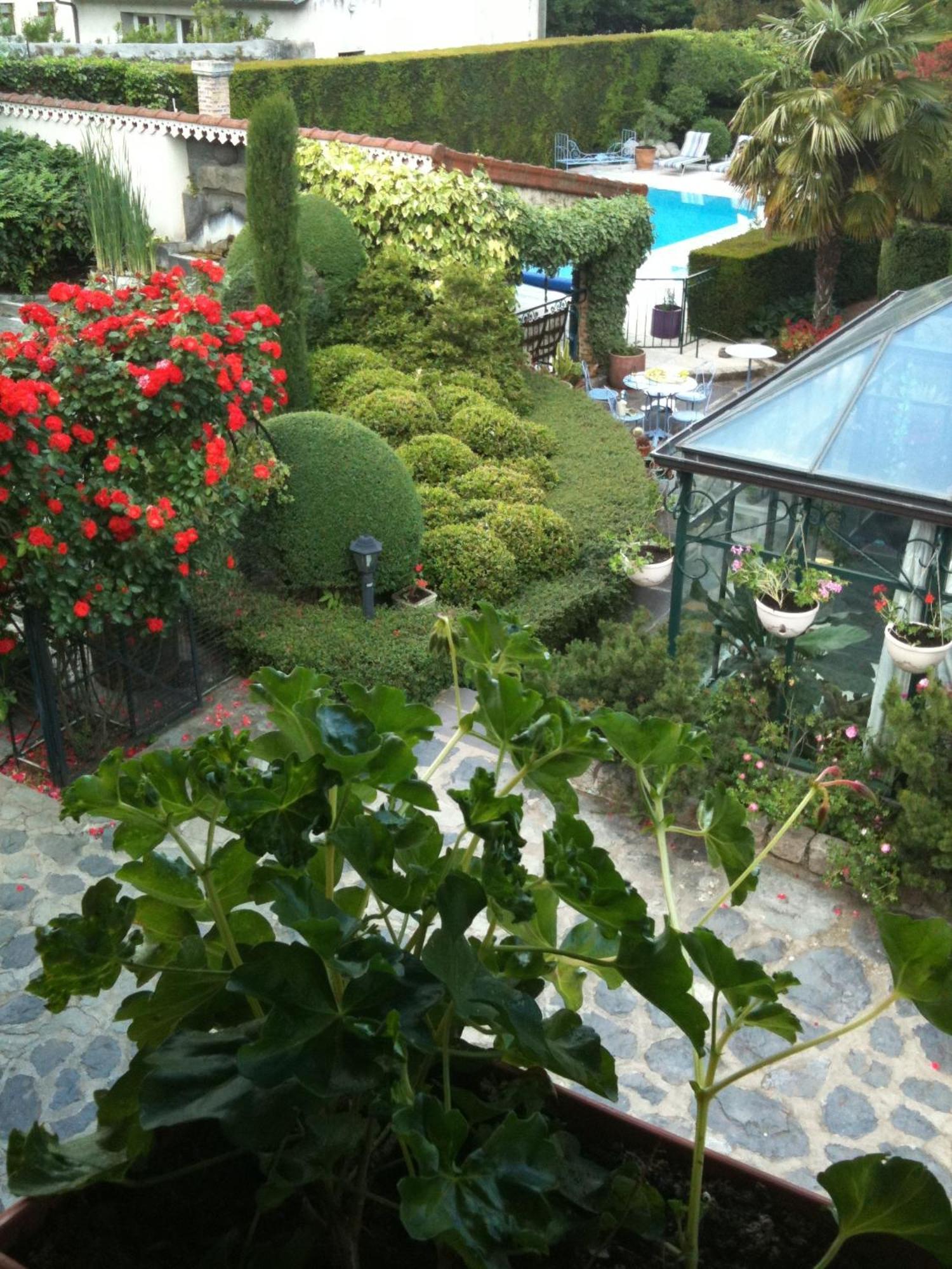 Au Fond De La Cour Bed & Breakfast Veyre-Monton Exterior photo