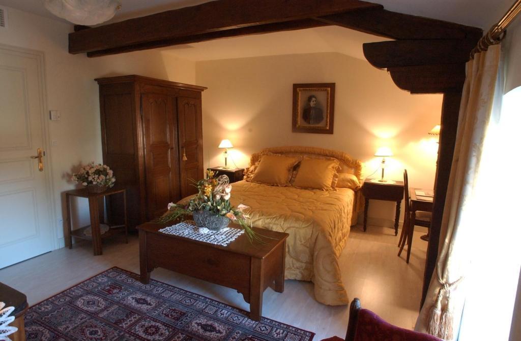Au Fond De La Cour Bed & Breakfast Veyre-Monton Room photo