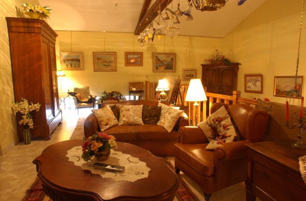 Au Fond De La Cour Bed & Breakfast Veyre-Monton Exterior photo