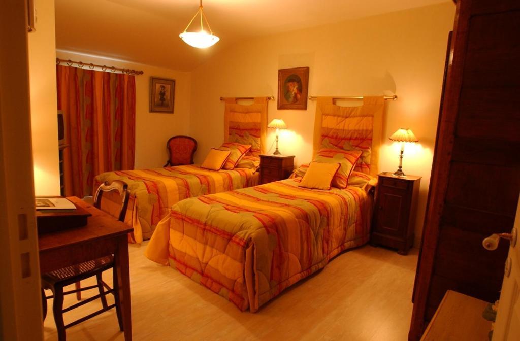 Au Fond De La Cour Bed & Breakfast Veyre-Monton Room photo
