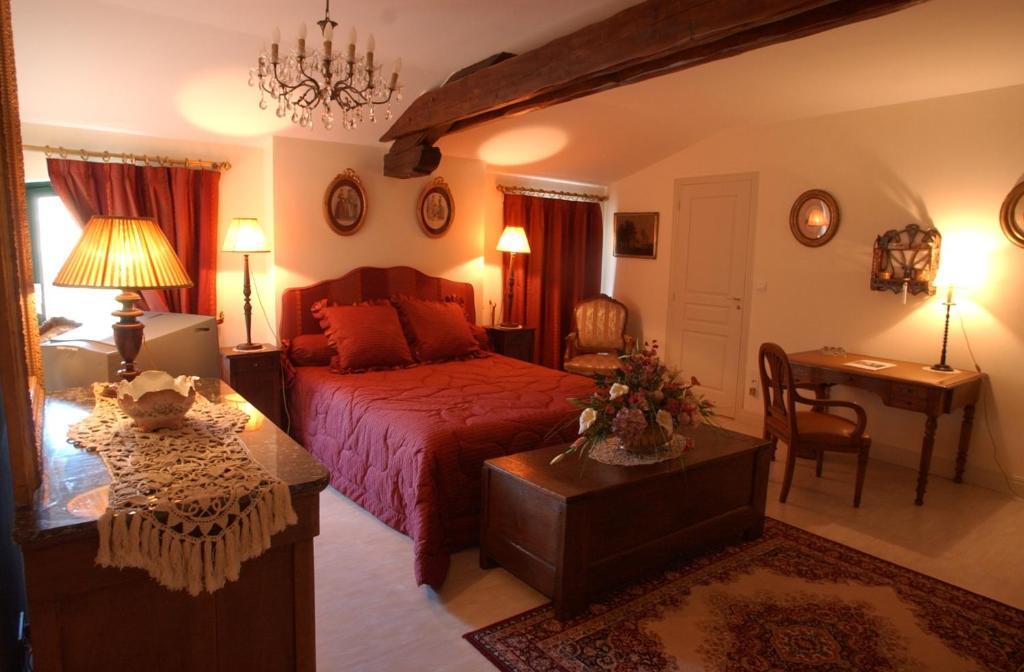 Au Fond De La Cour Bed & Breakfast Veyre-Monton Room photo
