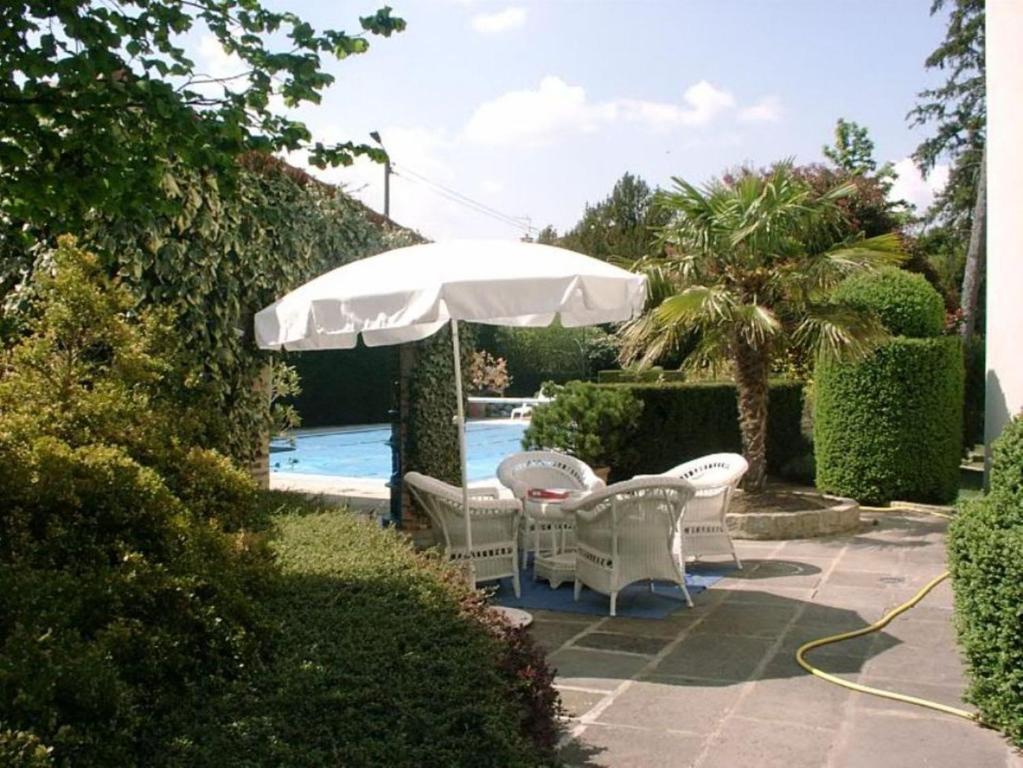 Au Fond De La Cour Bed & Breakfast Veyre-Monton Exterior photo