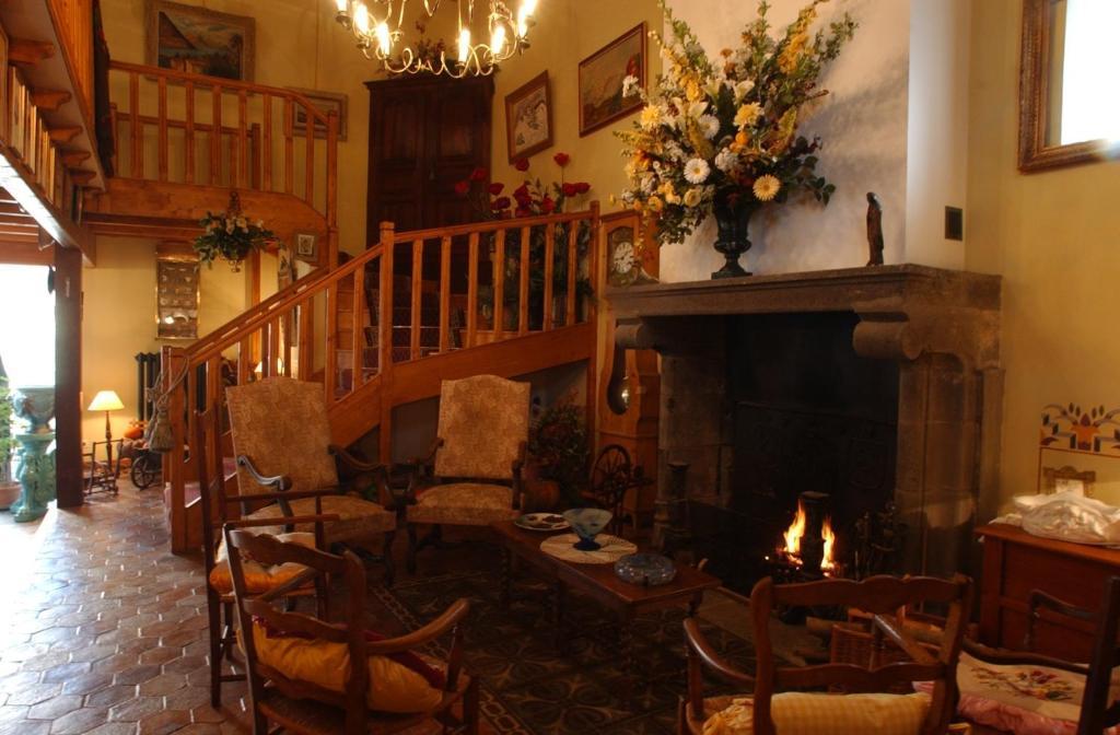 Au Fond De La Cour Bed & Breakfast Veyre-Monton Exterior photo