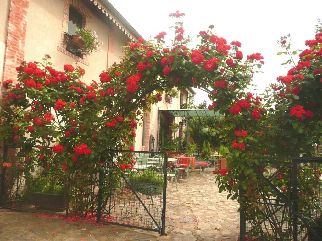 Au Fond De La Cour Bed & Breakfast Veyre-Monton Exterior photo