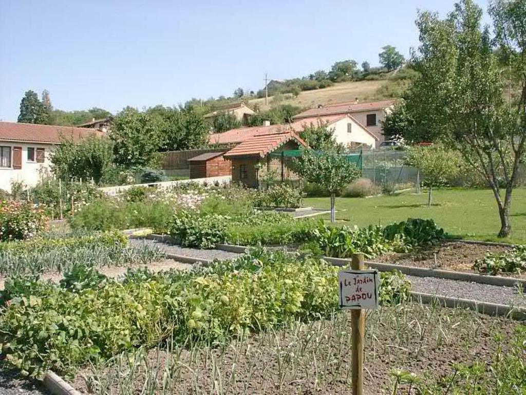 Au Fond De La Cour Bed & Breakfast Veyre-Monton Exterior photo